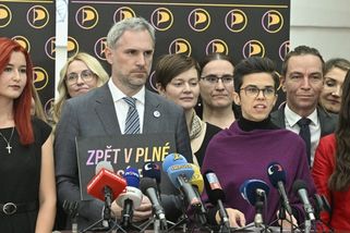 Vilný stařec i Sugar Daddy. Pirátky věří, že Babiš splní slib a pozve je na Úřad vlády